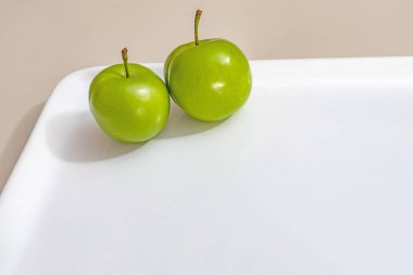 beyaz plaka yeşil erik kadar yakın