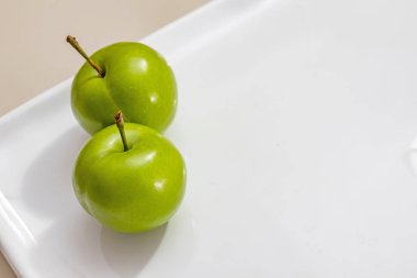 beyaz plaka yeşil erik kadar yakın