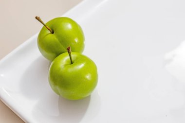 beyaz plaka yeşil erik kadar yakın