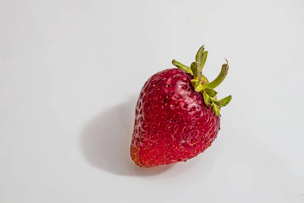 Nahaufnahme Fress Erdbeere Mit Blatt Weißem Teller — Stockfoto