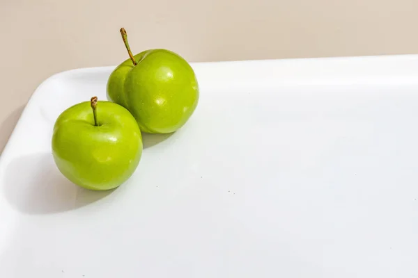 Cerrar Ciruelas Verdes Plato Blanco —  Fotos de Stock