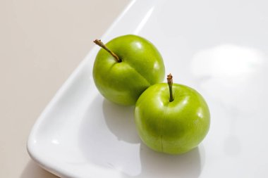 beyaz plaka yeşil erik kadar yakın