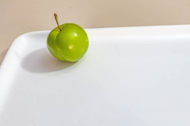 beyaz plaka yeşil erik kadar yakın