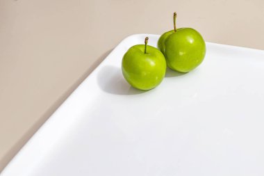 beyaz plaka yeşil erik kadar yakın