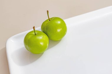 beyaz plaka yeşil erik kadar yakın