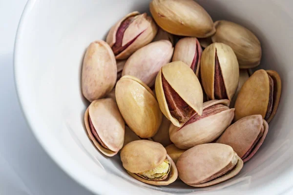 Cerrar Pistachos Sin Cáscara Plato Blanco —  Fotos de Stock