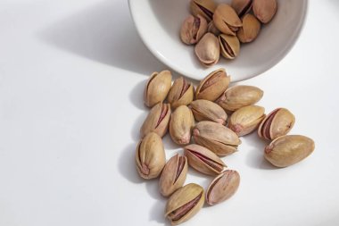 beyaz tabakta kabuklu antep fıstığı yakın