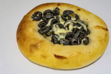  kahvaltıda zeytin ve peynir ile mini pizza