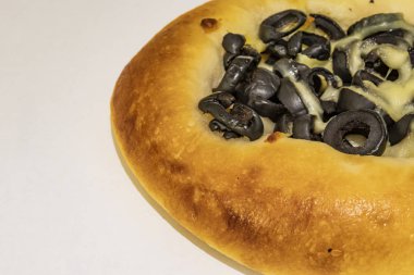  kahvaltıda zeytin ve peynir ile mini pizza