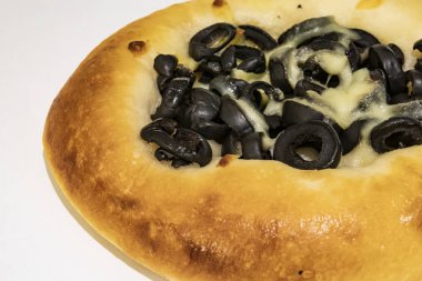  kahvaltıda zeytin ve peynir ile mini pizza