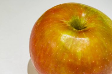 beyaz zemin üzerine kırmızı elma kadar kapatın