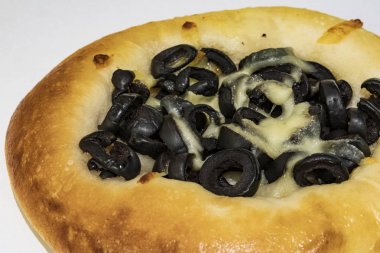  kahvaltıda zeytin ve peynir ile mini pizza