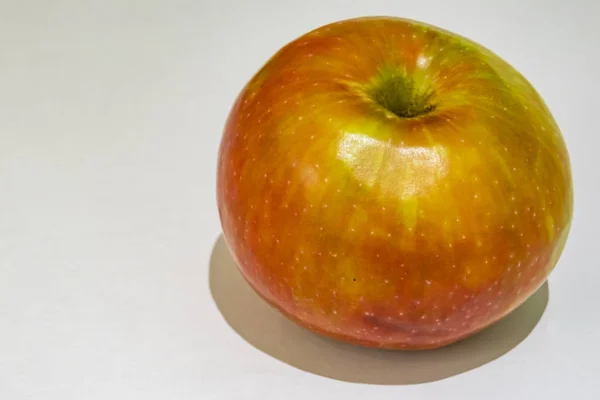 Cerrar Manzana Roja Sobre Fondo Blanco — Foto de Stock