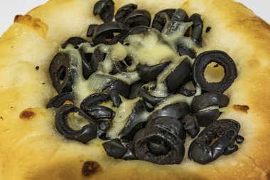  kahvaltıda zeytin ve peynir ile mini pizza