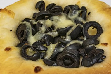  kahvaltıda zeytin ve peynir ile mini pizza