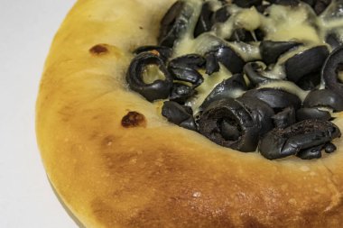  kahvaltıda zeytin ve peynir ile mini pizza