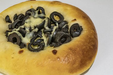  kahvaltıda zeytin ve peynir ile mini pizza
