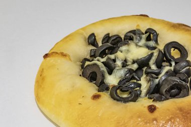  kahvaltıda zeytin ve peynir ile mini pizza