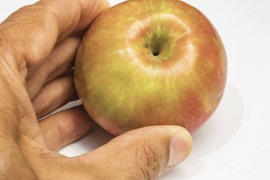 el ile beyaz arka plan üzerinde kırmızı elma yakın