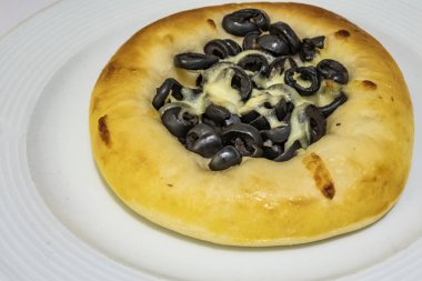  kahvaltıda zeytin ve peynir ile mini pizza
