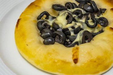  kahvaltıda zeytin ve peynir ile mini pizza