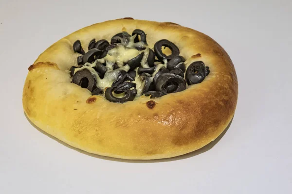 Mini Pizza Oliwkami Serem Śniadanie — Zdjęcie stockowe