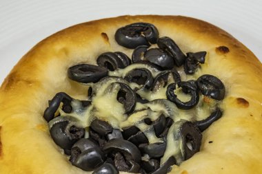  kahvaltıda zeytin ve peynir ile mini pizza