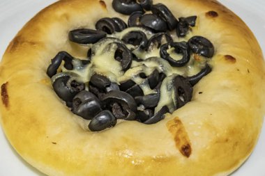  kahvaltıda zeytin ve peynir ile mini pizza