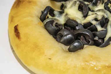  kahvaltıda zeytin ve peynir ile mini pizza