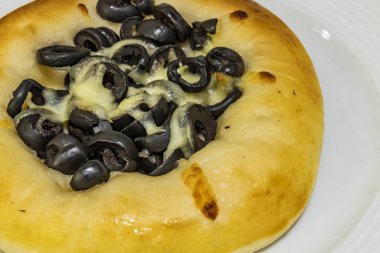  kahvaltıda zeytin ve peynir ile mini pizza