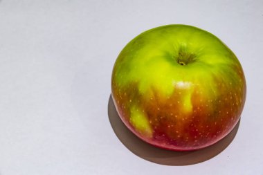 beyaz zemin üzerine kırmızı elma kadar kapatın