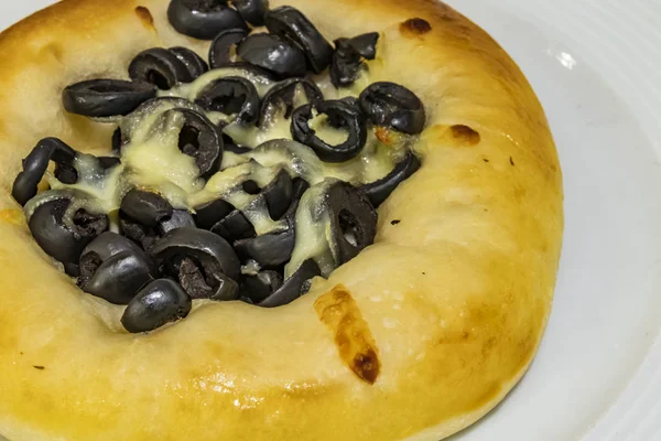  kahvaltıda zeytin ve peynir ile mini pizza