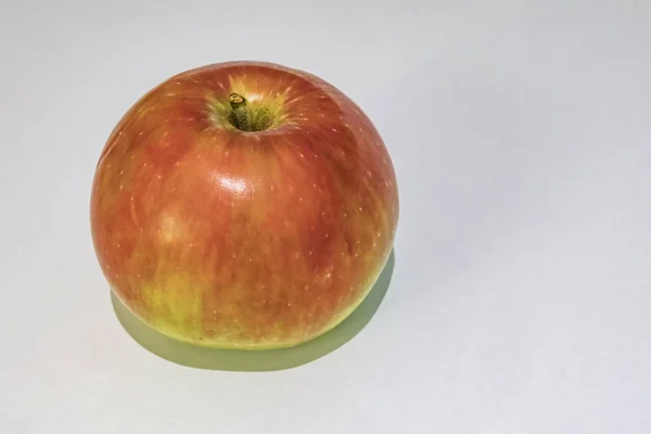 Cerrar Manzana Roja Sobre Fondo Blanco — Foto de Stock