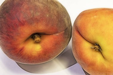 beyaz arka plan üzerinde olgun taze şeftali kadar yakın.