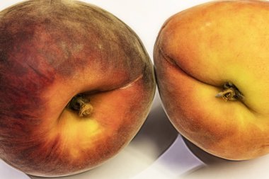 beyaz arka plan üzerinde olgun taze şeftali kadar yakın.