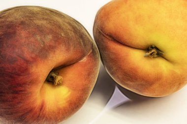 beyaz arka plan üzerinde olgun taze şeftali kadar yakın.