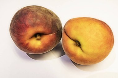 beyaz arka plan üzerinde olgun taze şeftali kadar yakın.