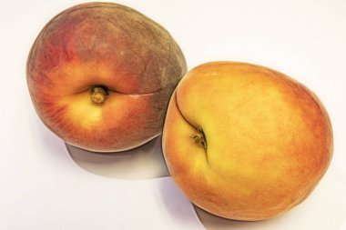 beyaz arka plan üzerinde olgun taze şeftali kadar yakın.