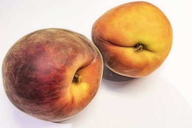 beyaz arka plan üzerinde olgun taze şeftali kadar yakın.