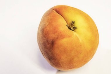 beyaz arka plan üzerinde olgun taze şeftali kadar yakın.
