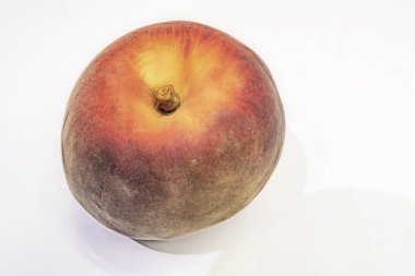 beyaz arka plan üzerinde olgun taze şeftali kadar yakın.