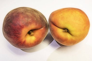 beyaz arka plan üzerinde olgun taze şeftali kadar yakın.