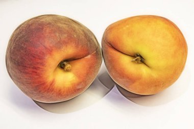 beyaz arka plan üzerinde olgun taze şeftali kadar yakın.