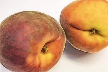 beyaz arka plan üzerinde olgun taze şeftali kadar yakın.