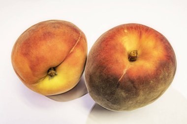 beyaz arka plan üzerinde olgun taze şeftali kadar yakın.