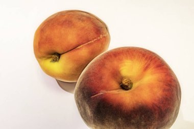 beyaz arka plan üzerinde olgun taze şeftali kadar yakın.