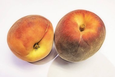 beyaz arka plan üzerinde olgun taze şeftali kadar yakın.