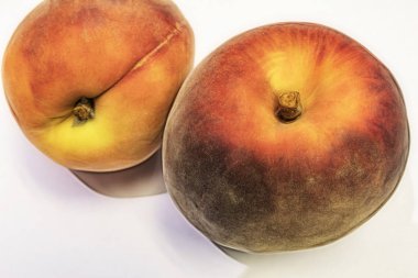 beyaz arka plan üzerinde olgun taze şeftali kadar yakın.