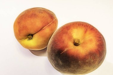 beyaz arka plan üzerinde olgun taze şeftali kadar yakın.