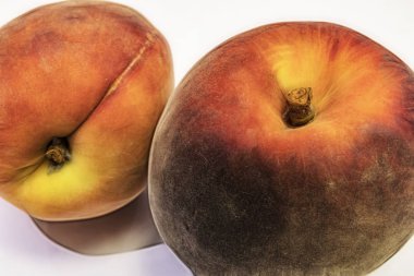 beyaz arka plan üzerinde olgun taze şeftali kadar yakın.